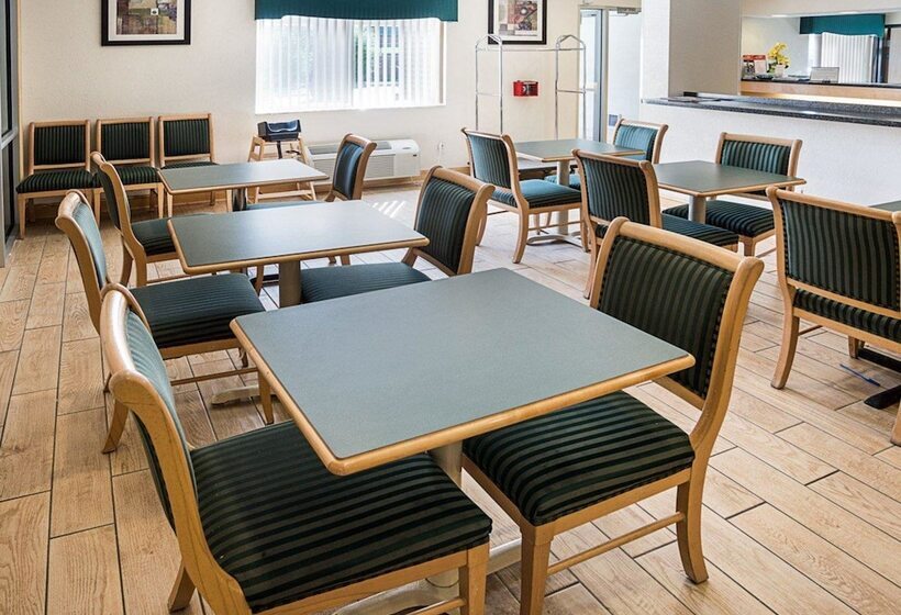 فندق Quality Inn Near Northtown Mall & National Sports Center