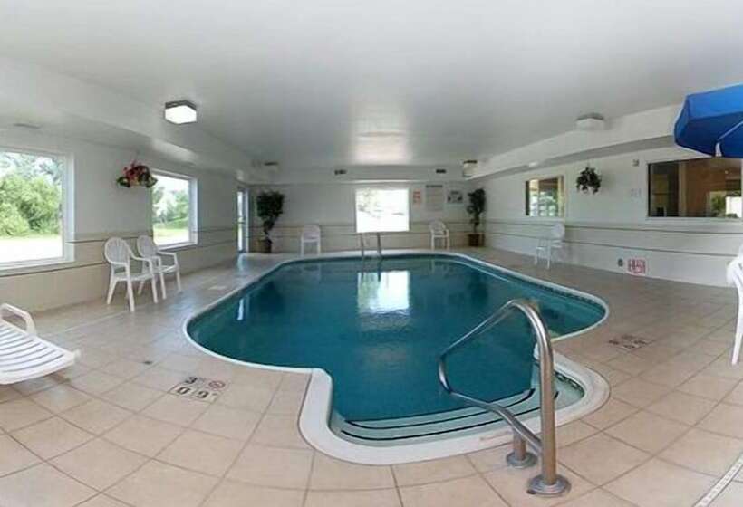 בית מלון כפרי Quality Inn Near Northtown Mall & National Sports Center