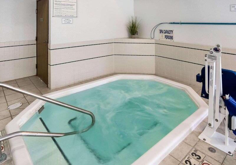 فندق Quality Inn Near Northtown Mall & National Sports Center