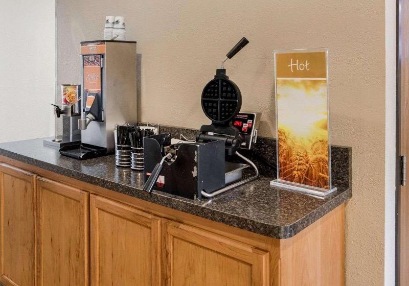 فندق Quality Inn Near Northtown Mall & National Sports Center