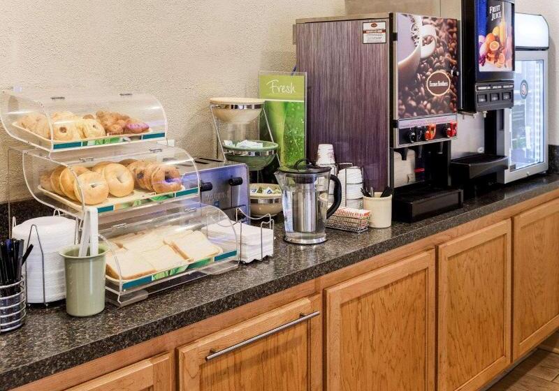 בית מלון כפרי Quality Inn Near Northtown Mall & National Sports Center