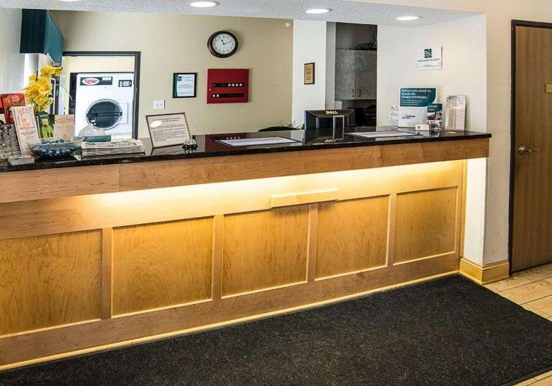 בית מלון כפרי Quality Inn Near Northtown Mall & National Sports Center