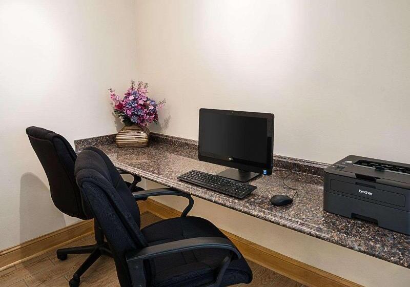 בית מלון כפרי Quality Inn Near Northtown Mall & National Sports Center