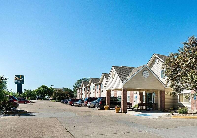 בית מלון כפרי Quality Inn Near Northtown Mall & National Sports Center