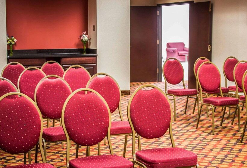 Отель Quality Inn & Suites
