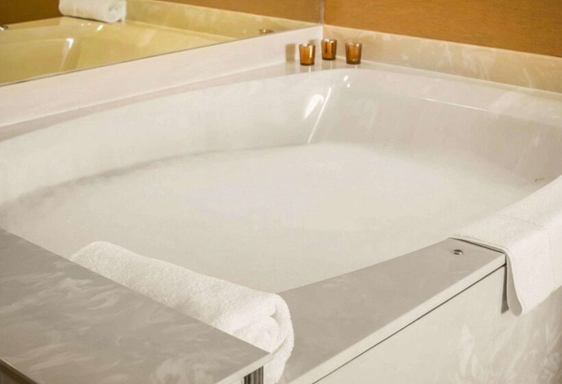 호텔 Quality Inn & Suites