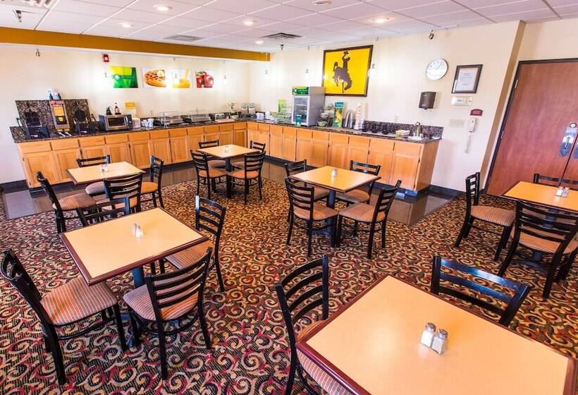 酒店 Quality Inn & Suites University