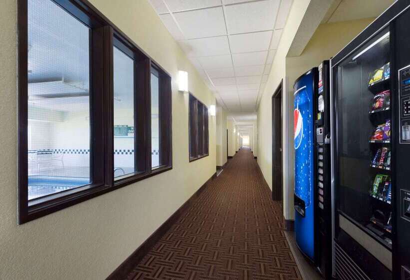 فندق Super 8 By Wyndham Lees Summit