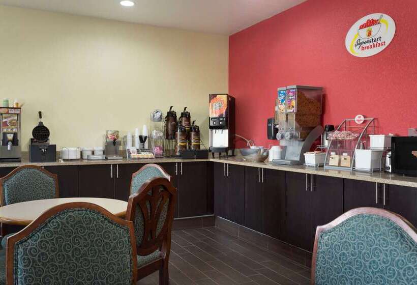 فندق Super 8 By Wyndham Lees Summit