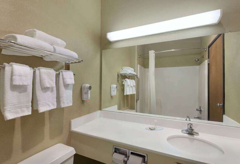 فندق Super 8 By Wyndham Lees Summit