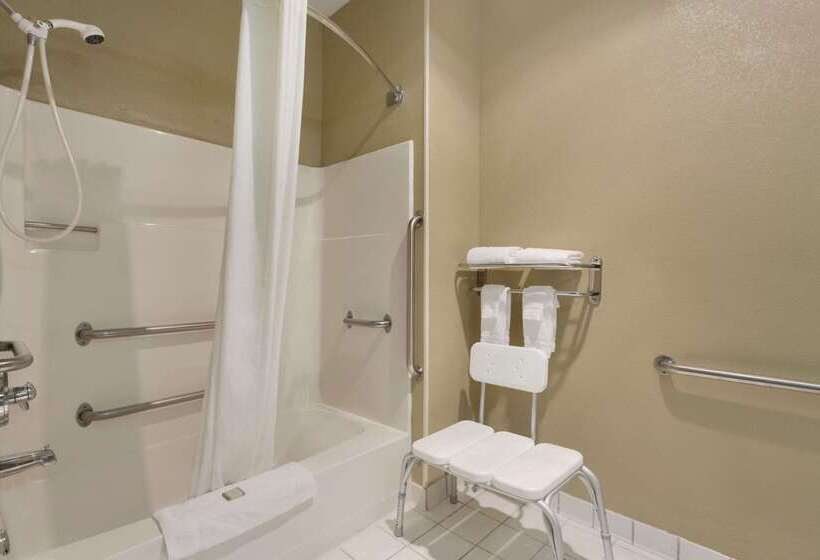 فندق Super 8 By Wyndham Lees Summit