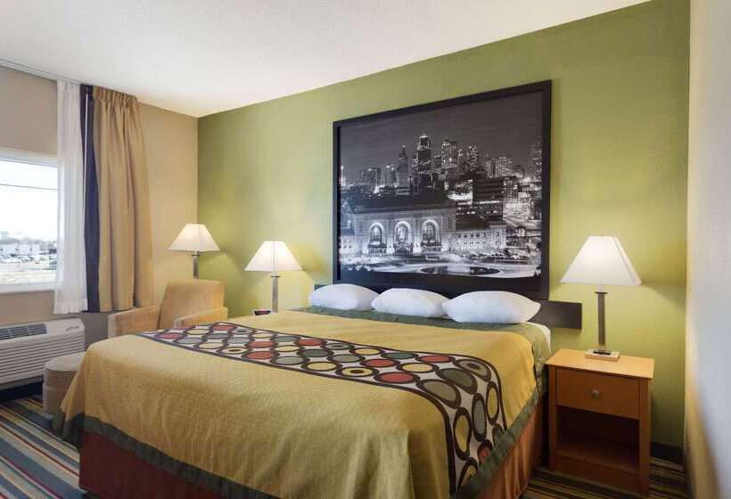 فندق Super 8 By Wyndham Lees Summit