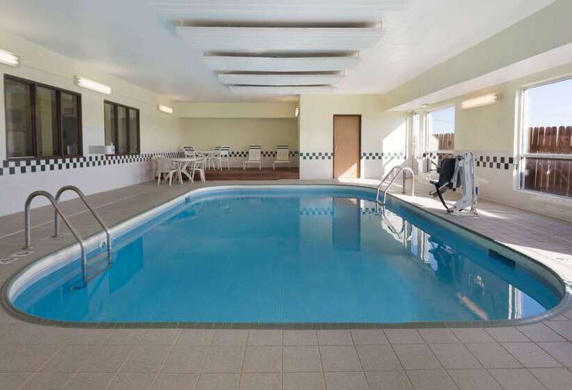 فندق Super 8 By Wyndham Lees Summit