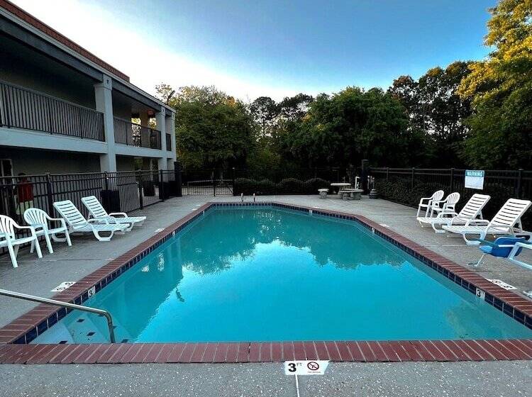 酒店 Super 8 By Wyndham Slidell