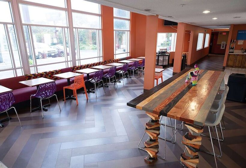 ホテル Americinn By Wyndham Omaha Near Zoo