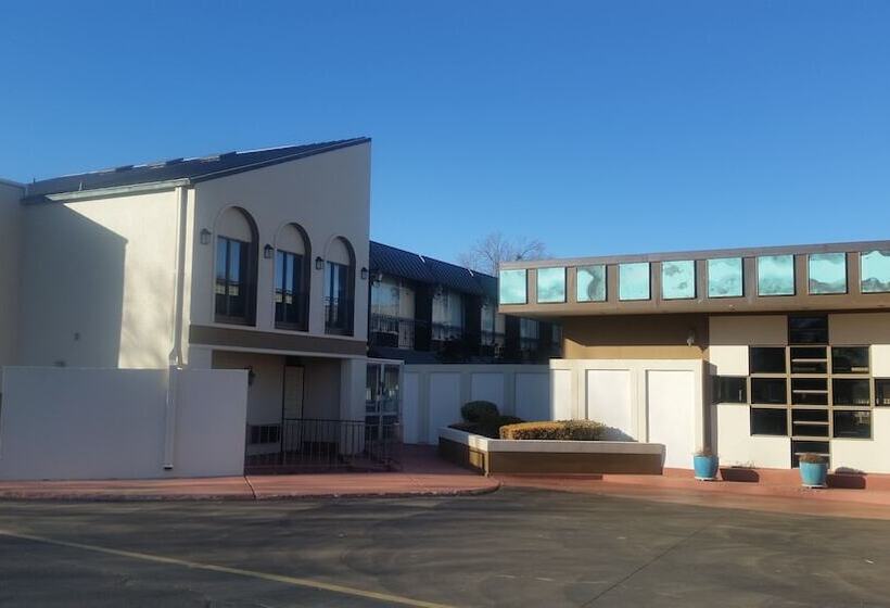 فندق Western Inn And Suites