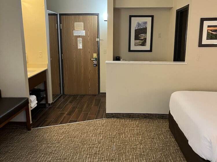 Отель Wingate By Wyndham Pittsburgh West Mifflin