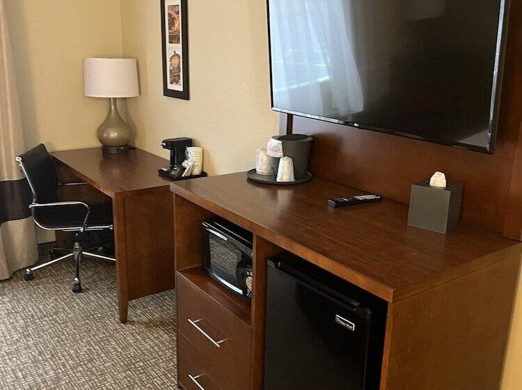 Отель Wingate By Wyndham Pittsburgh West Mifflin