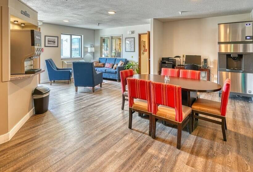 فندق Yellowstone River Inn & Suites