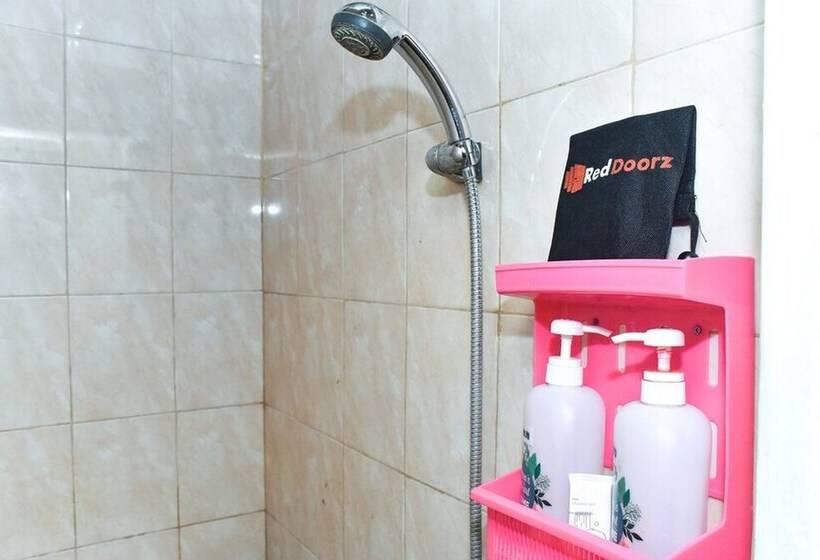 Пансион Reddoorz Syariah Near Pantai Losari 3