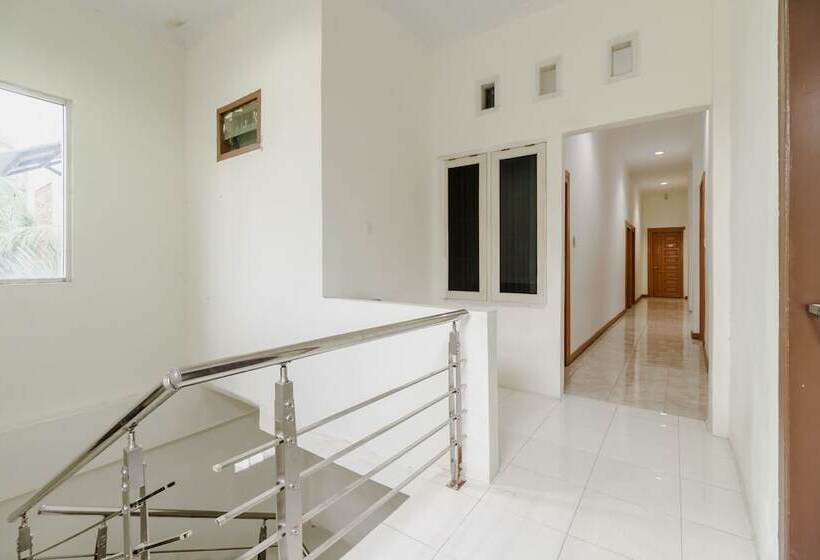 ホテル Reddoorz Syariah Near Baiturrahman Aceh