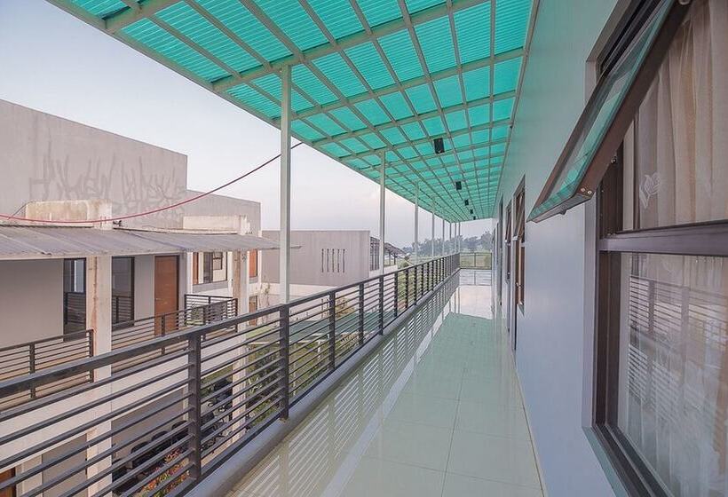 ホテル Reddoorz Syariah @ Sarongge Cianjur