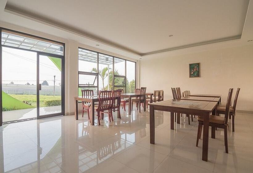 호텔 Reddoorz Syariah @ Sarongge Cianjur