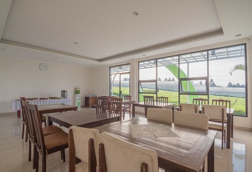 ホテル Reddoorz Syariah @ Sarongge Cianjur