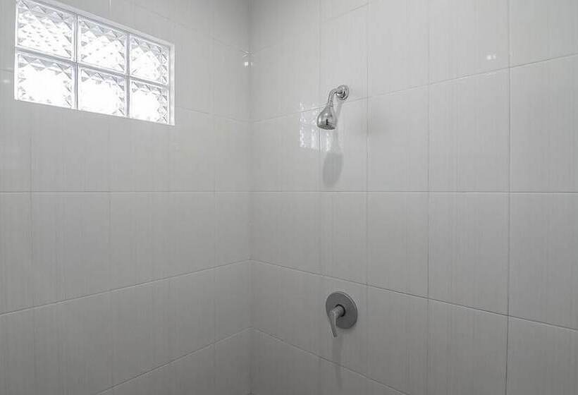 ホテル Reddoorz Syariah @ Sarongge Cianjur