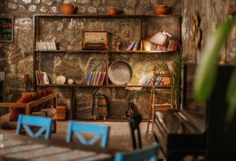 Vineyard Hotel & Winery