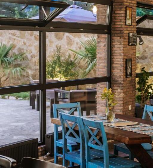 Vineyard Hotel & Winery