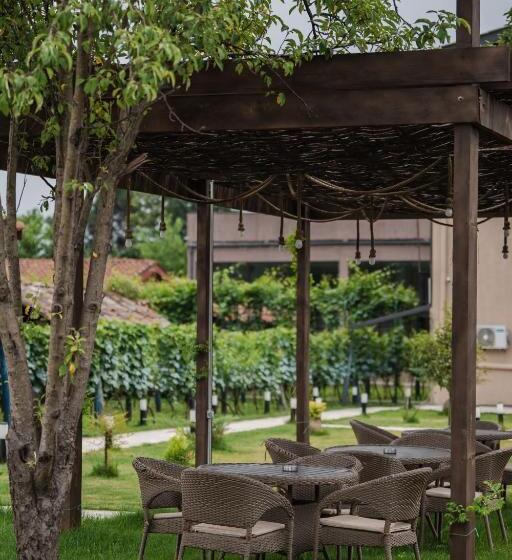 Vineyard Hotel & Winery