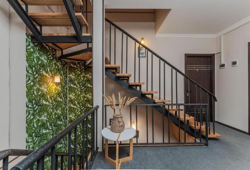 Vineyard Hotel & Winery