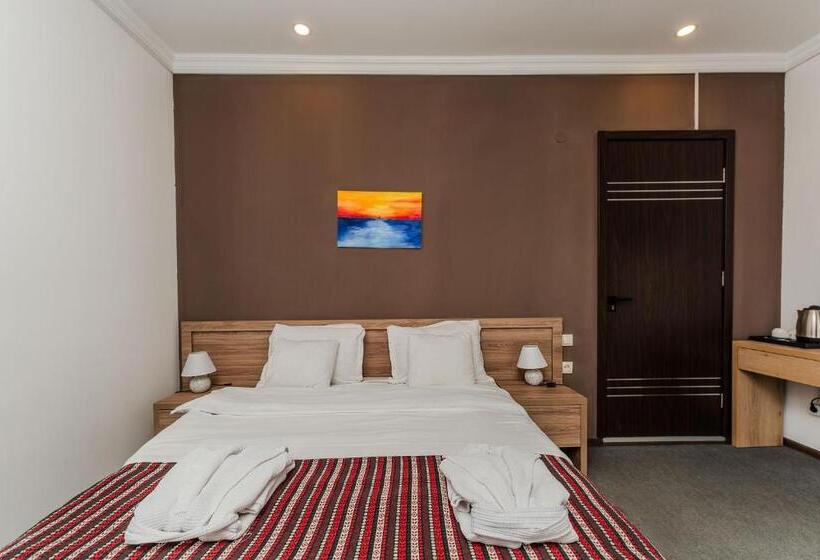 Vineyard Hotel & Winery