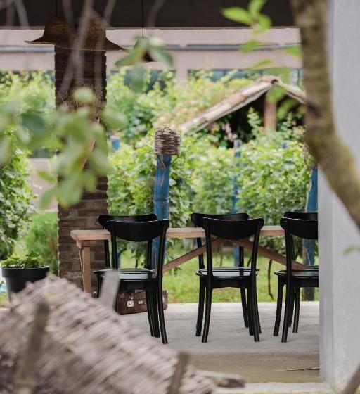 Vineyard Hotel & Winery