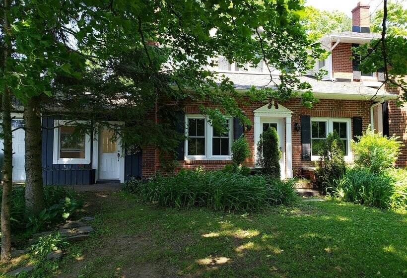 Общежитие Auberge Du Vignoble Bromont