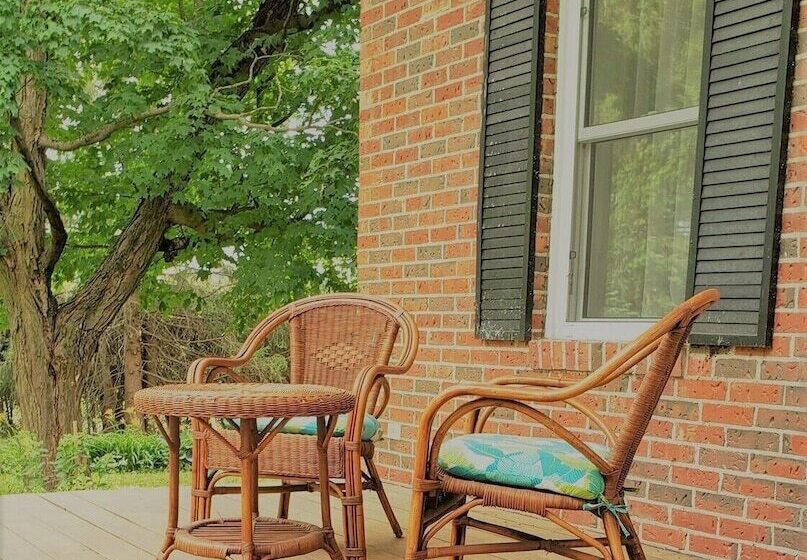 Общежитие Auberge Du Vignoble Bromont