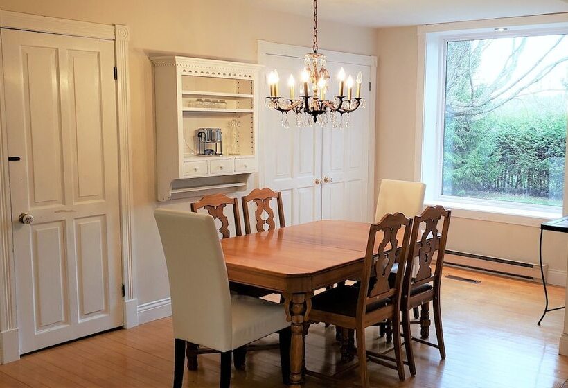 Общежитие Auberge Du Vignoble Bromont