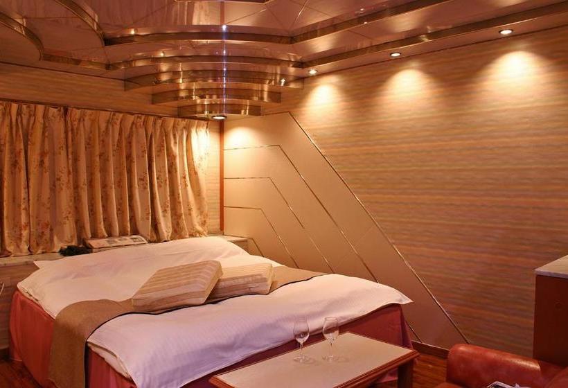 Отель Chapel Story Sakaihigashi