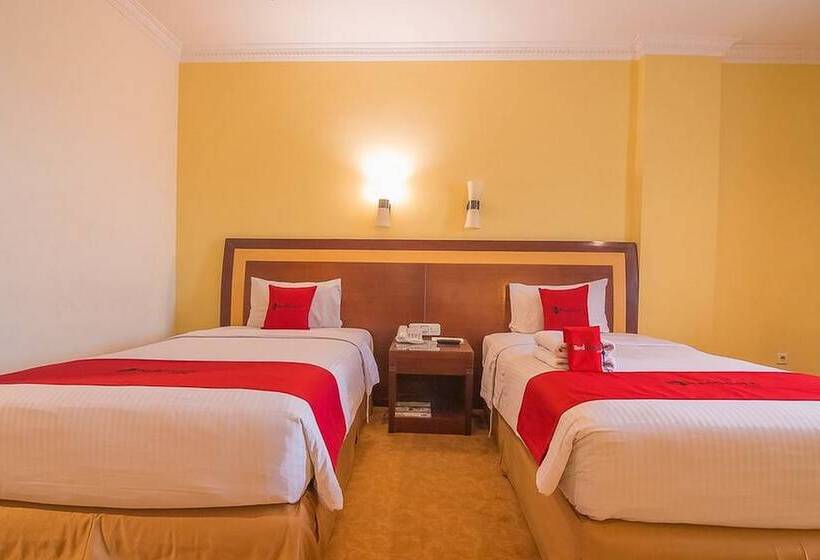 Отель Reddoorz Premium Syariah @ Semarang City Center