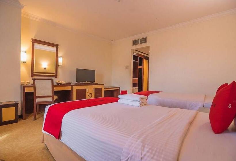 Отель Reddoorz Premium Syariah @ Semarang City Center