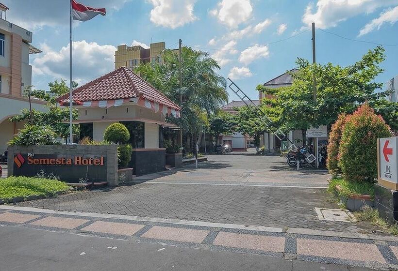 Отель Reddoorz Premium Syariah @ Semarang City Center