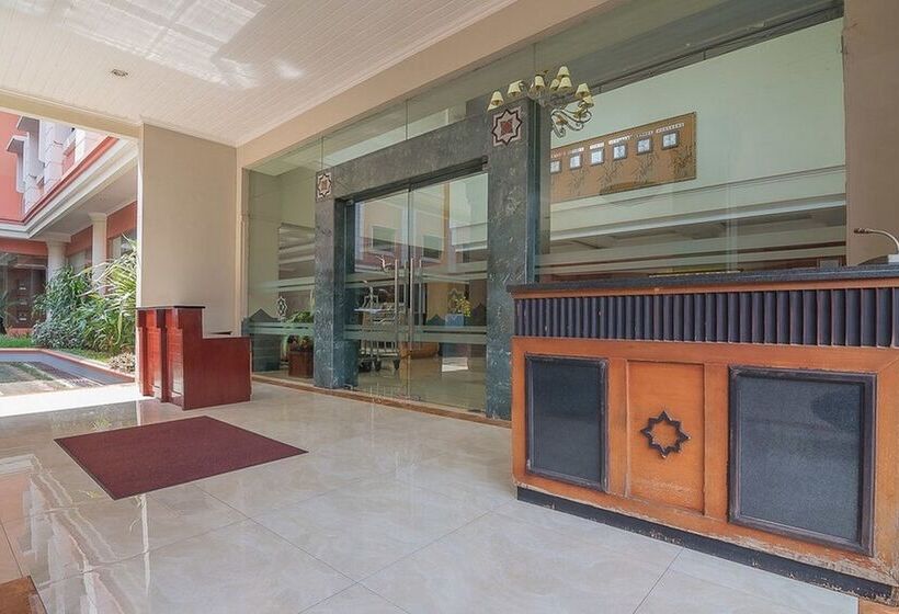 Отель Reddoorz Premium Syariah @ Semarang City Center