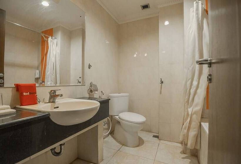 Отель Reddoorz Premium Syariah @ Semarang City Center