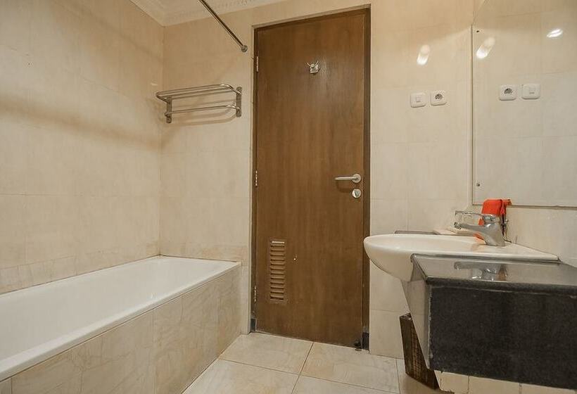 Отель Reddoorz Premium Syariah @ Semarang City Center