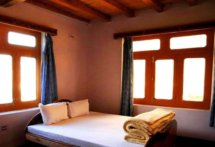 Tih   Hotel Omasila   Padum