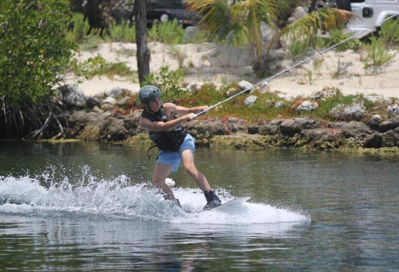 فندق Grassy Flats Resort & Beach Club