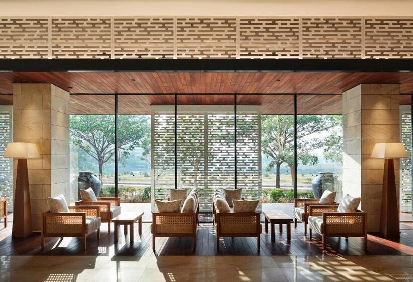 호텔 Isoras Cikarang