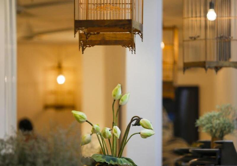 هتل Purple Hue Central Hub