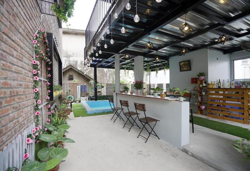 تختخواب و صبحانه Almor Hostel With Pool In Right Center